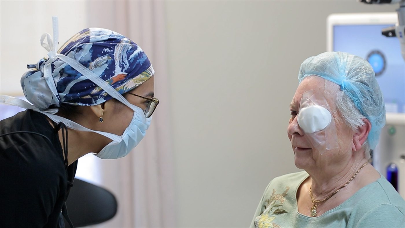 Dr Lisa Jagan with a patient at Optimal Vision